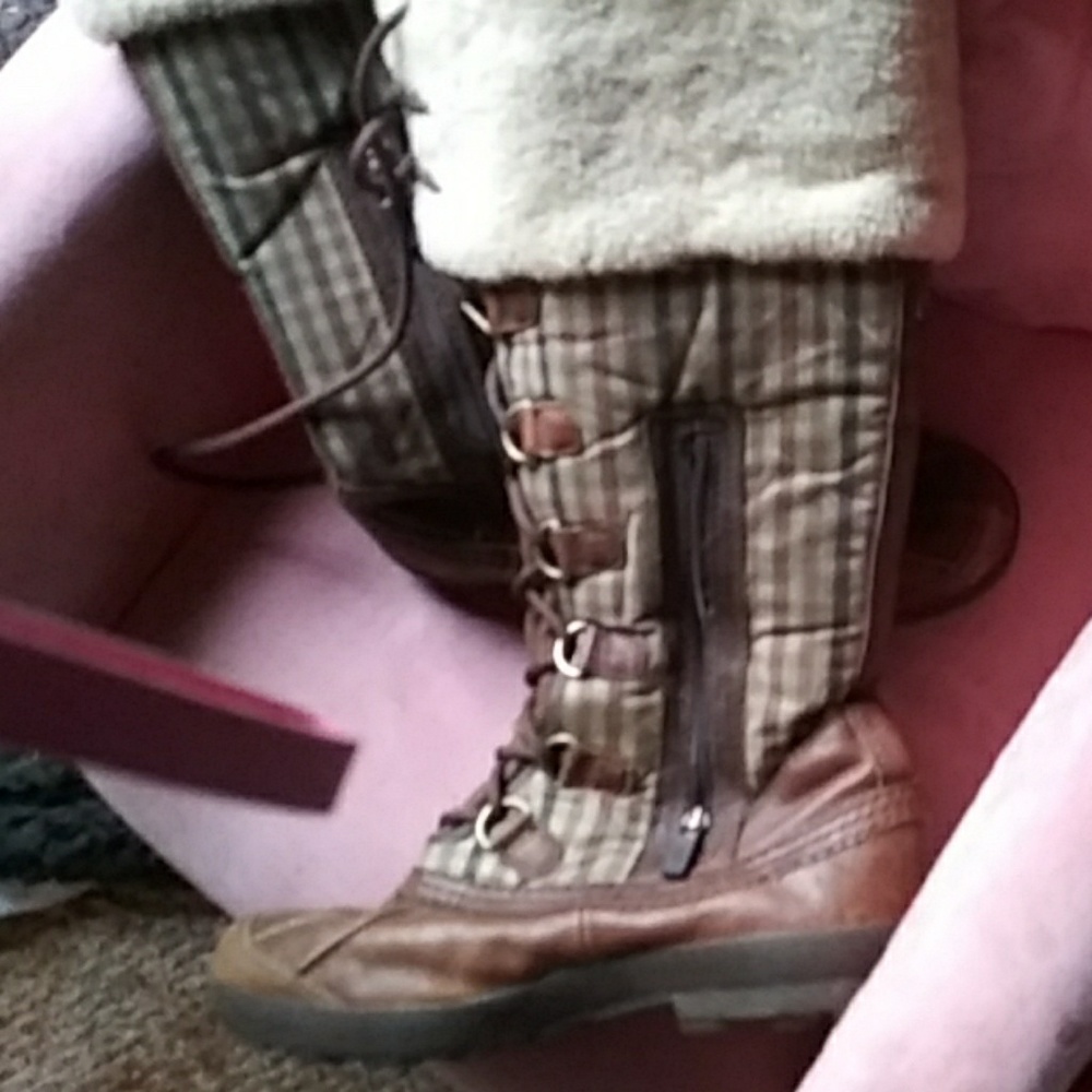 UGG - Picture 3 of 4